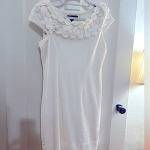 White cap sleeve knee length lined sheath cocktail dress Medium circle detail